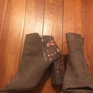 Open toed heels w/ floral detailing